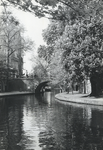 502936 Gezicht op de Jansbrug over de Oudegracht te Utrecht.